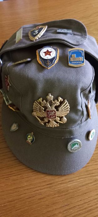 Czapka wojskowa rosyjska +20 odznaczeń , wpinek