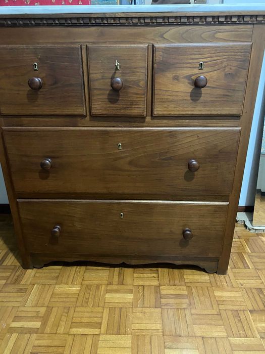 Cómoda de madeira de castanho para quarto usada