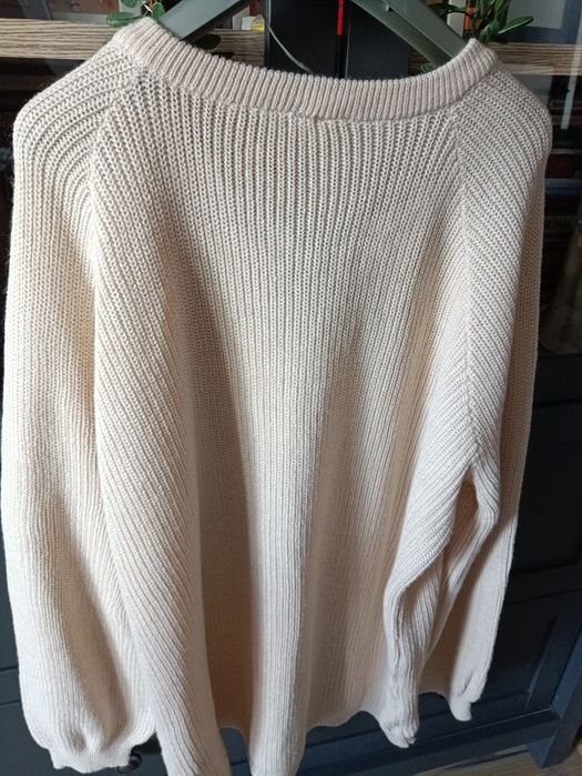 Sweter z wiązaniem.