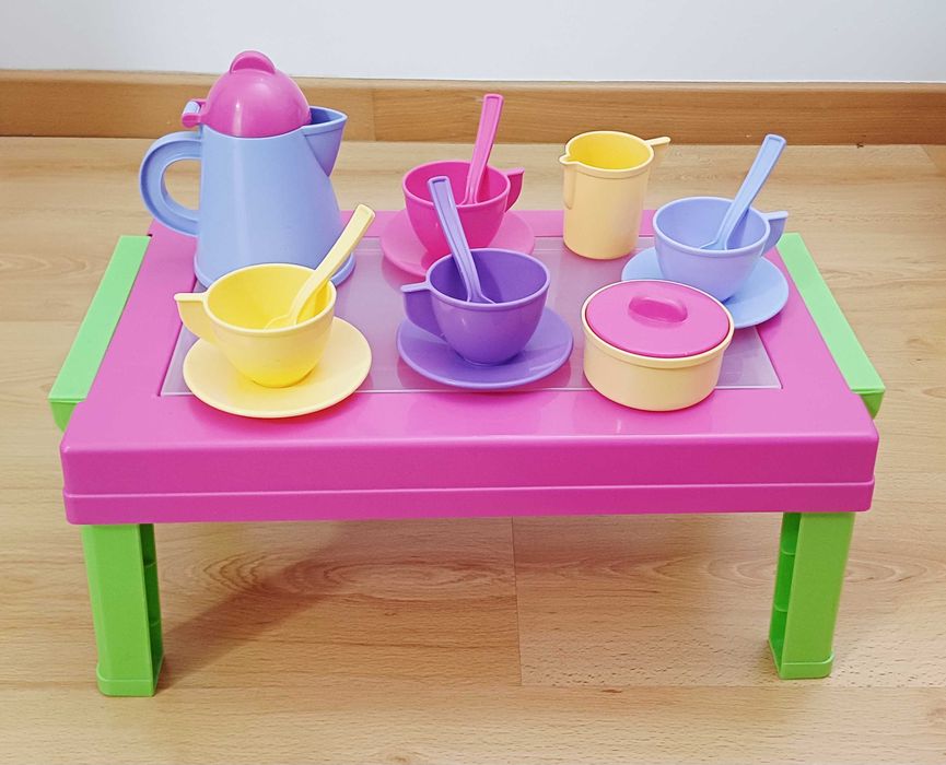Conjunto de mesa e serviço de chá de brincar
