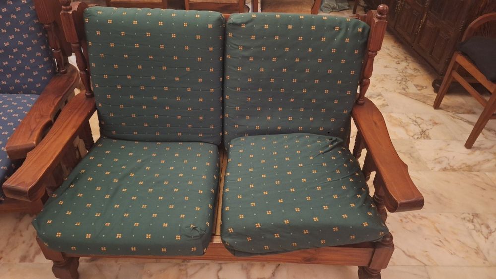 Sofá e Poltrona em Madeira de excelente qualidade, CONJUNTO