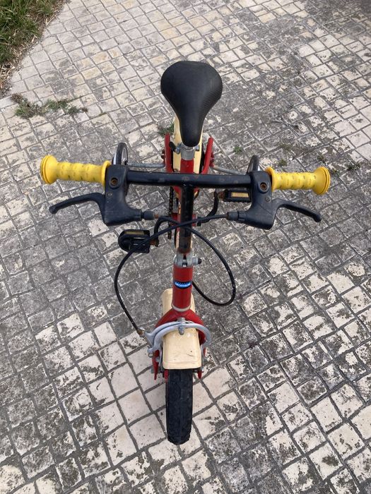 Bicicleta de criança com rodinhas em bom estado
