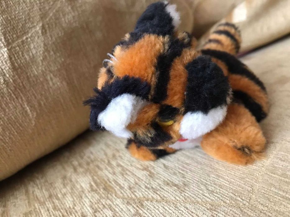 Продам мягкую игрушку тигренка с пищалкой.