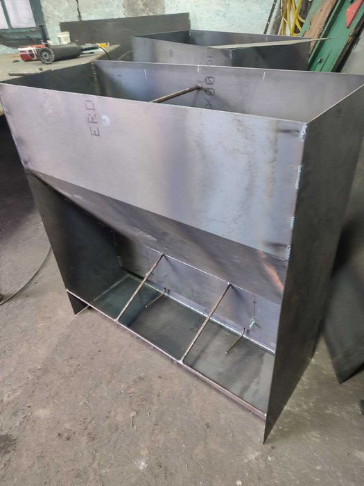 Кормушки для відгодівлі свиней