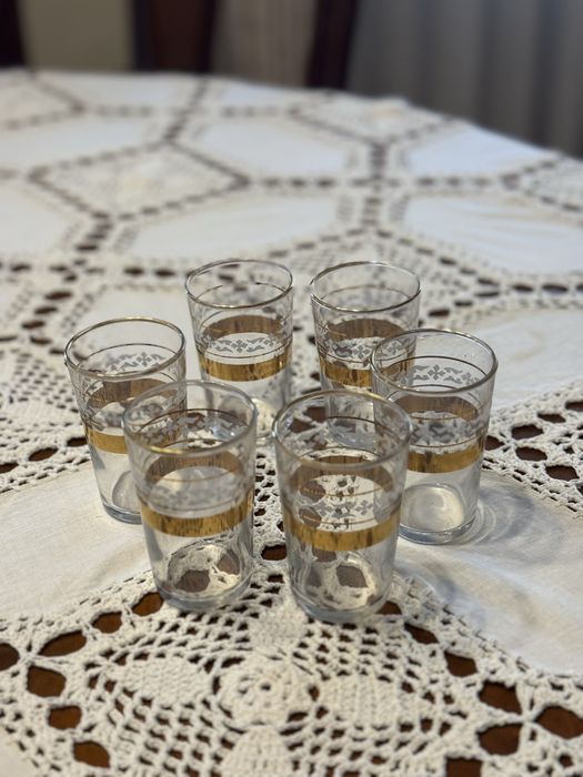 Copos de licor dourados