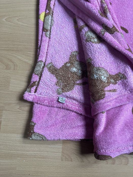 Różowy koc polarowy w małpki Flo