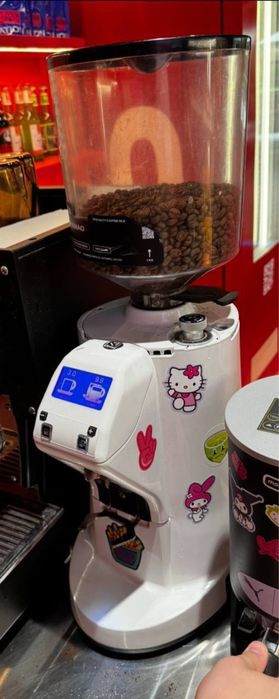 В гарному стані кавомолка Nuova Simonelli