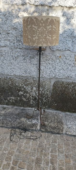 candeeiro  de pé ferro forjado e abat-jour