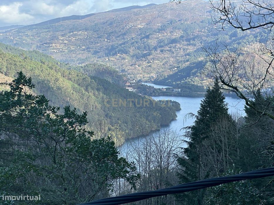Exclusiva Quinta com 20.000 m², no Gerês Moradia com 5 Suítes e Vista