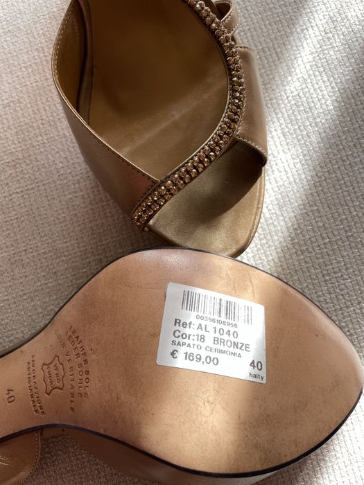 Sandália em pele dourada tam 40 Haity