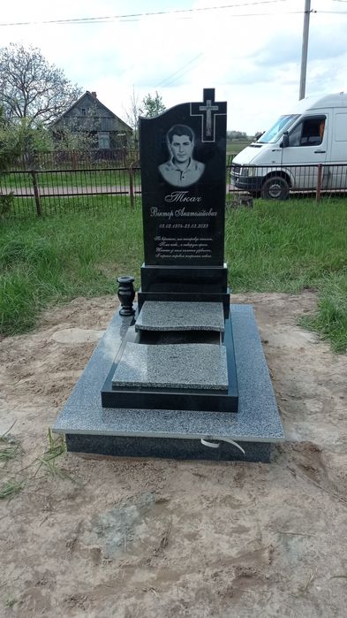 Памятники від 8000 грн