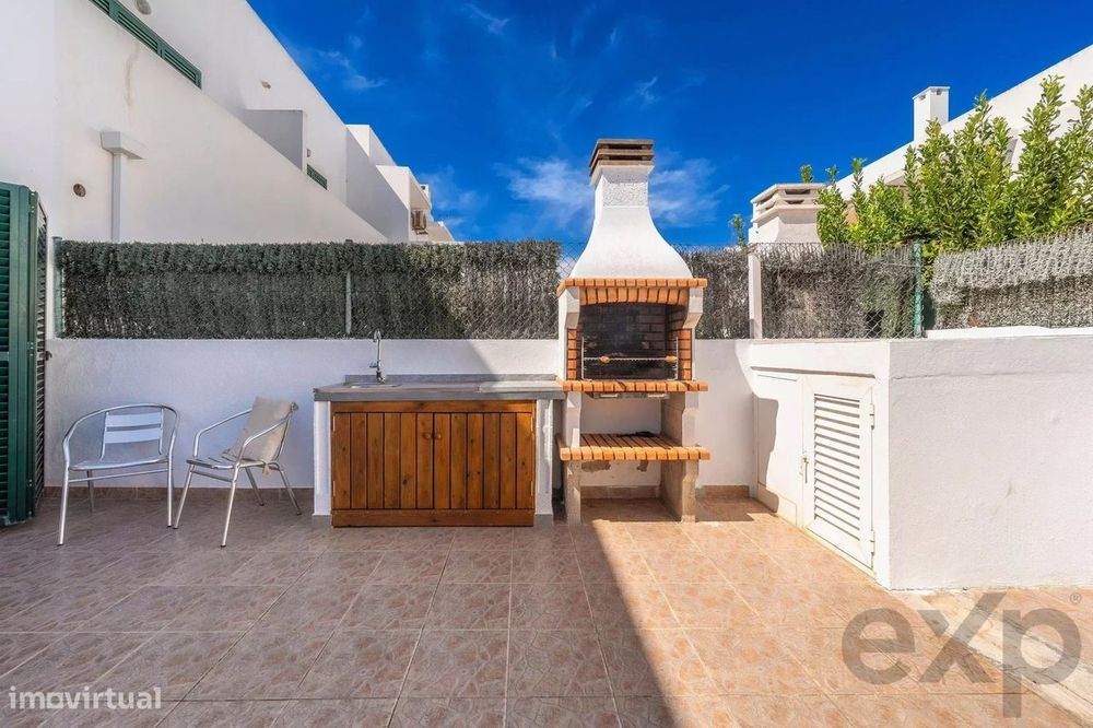 Moradia T2+1 com quintal e terraços com vista mar em Olhão, junto à Ri