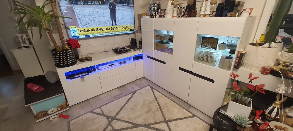 Witryna szafka biała z oświetleniem LED  2 szt. po 250zl