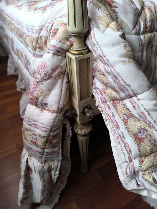 Mobília quarto Luís XVI + oferta 3 colchas + colchao. Ver medidas