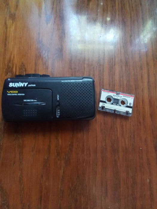 Продам диктофон на микрокассетах.