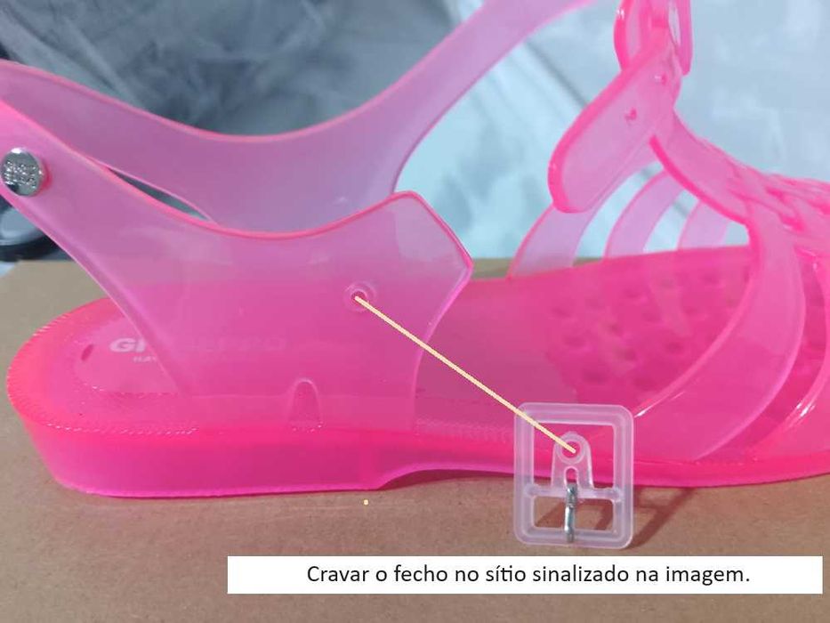 Chinelos tipo caranguejo fúcsia transparente