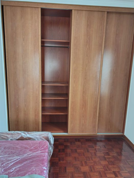 Duas portas de correr para roupeiro