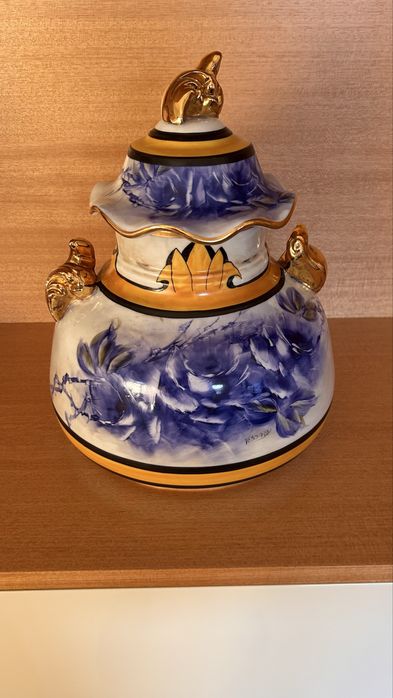 Conjunto de peças em porcelana pintadas à mão