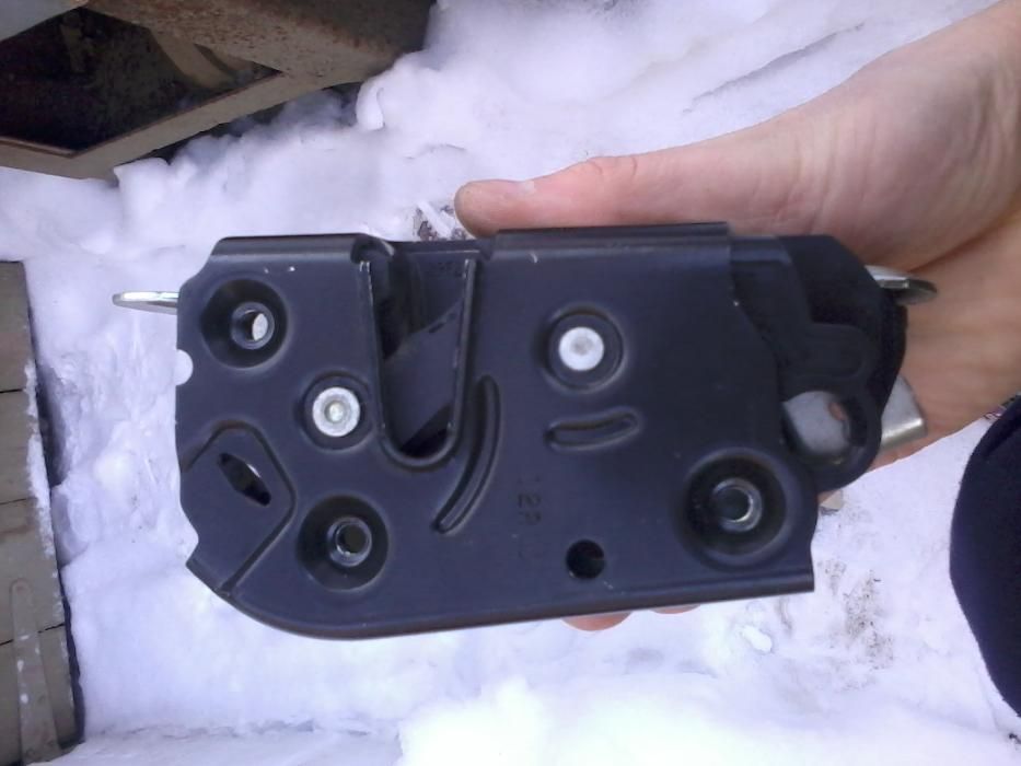 Продам недорого дверные замки мерседес вито виано оригинал.звоните.