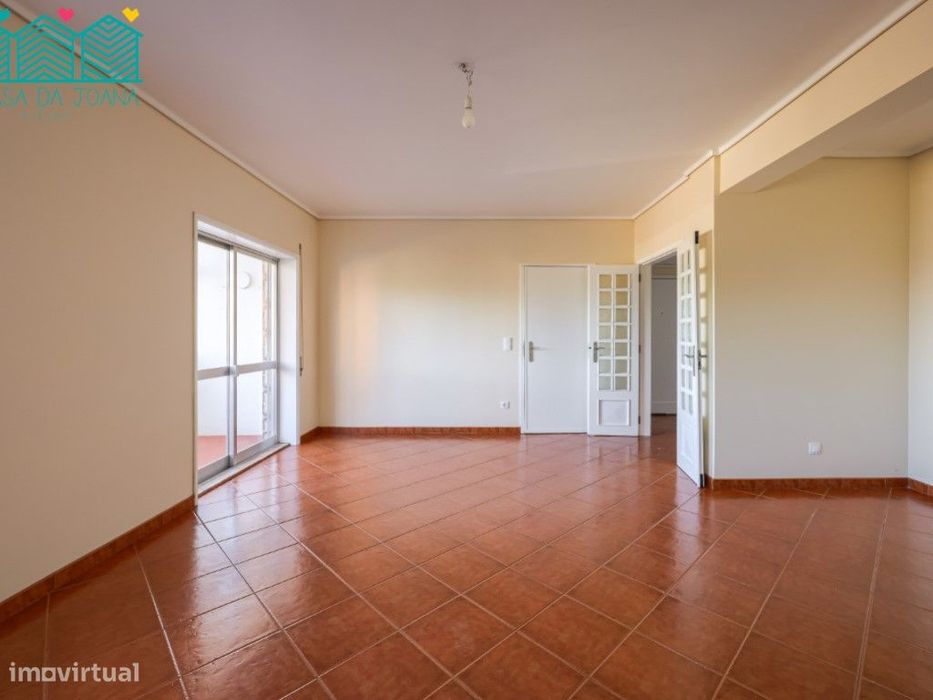 Apartamento T3 com Garagem Fechada em Esgueira