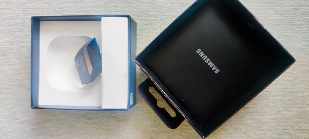 Коробочка упаковка от наушников