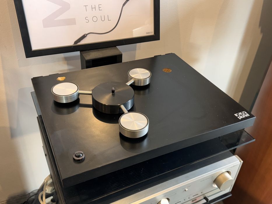 Gramofon rega planet bez ramienia