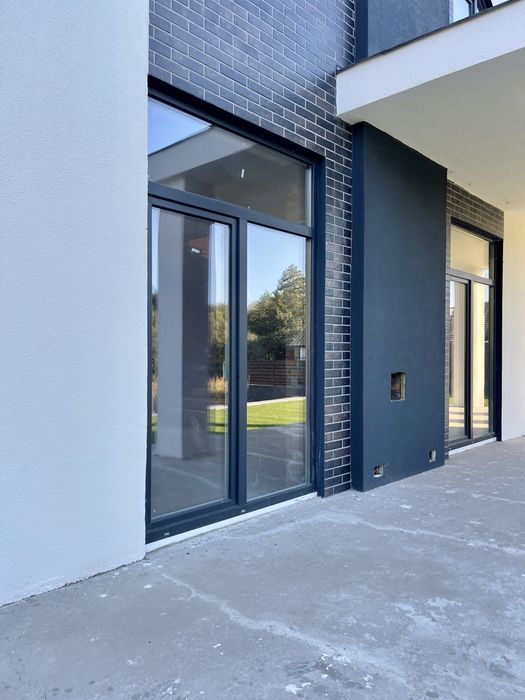 Будинок з терасою біля озера неподалік Бучанського парку