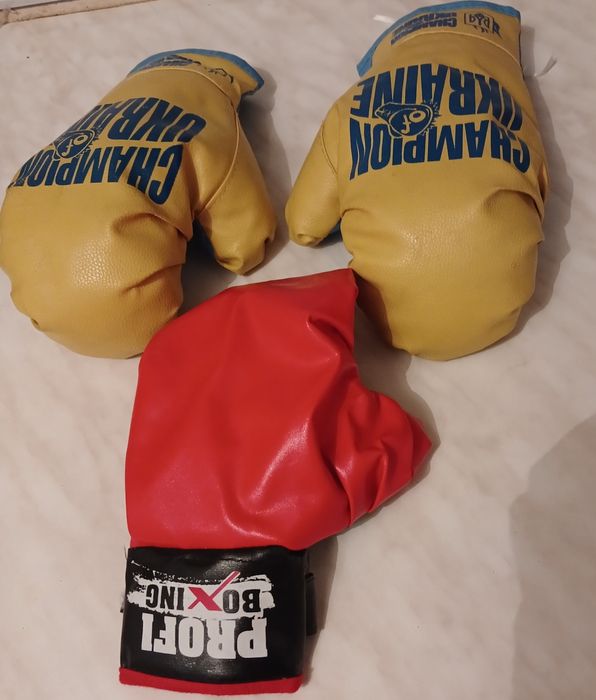 Боксерські перчатки 100 грн