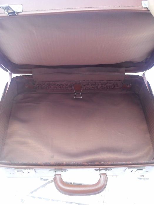 Чемодан из кожзама среднего размера,легкий и прочный 55см.×36см.×16см.