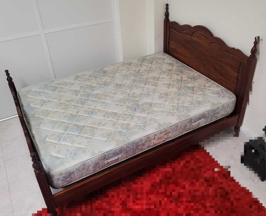 2 camas solteiro e uma de casal + colçhões.