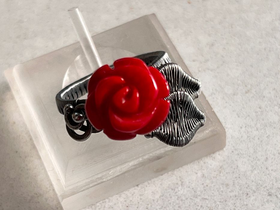 Pierścionek z koralową różą