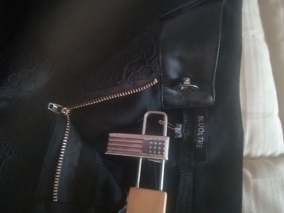 Calças pretas com aplicação de renda e pele