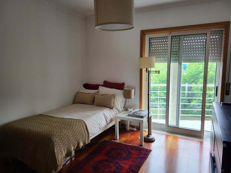 Quarto para arrendar. Simpático quarto para arrendar num aoartamento aconchegante.