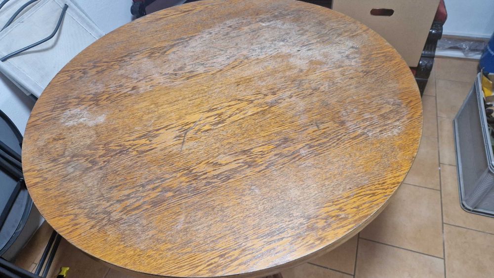 Drewniany okrągły stół z okleiną na blacie do renowacji