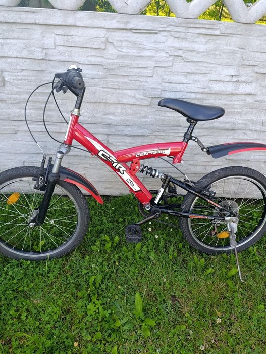 Czerwony dziecięcy rower górski Centaur CTR z pełną amortyzacją.