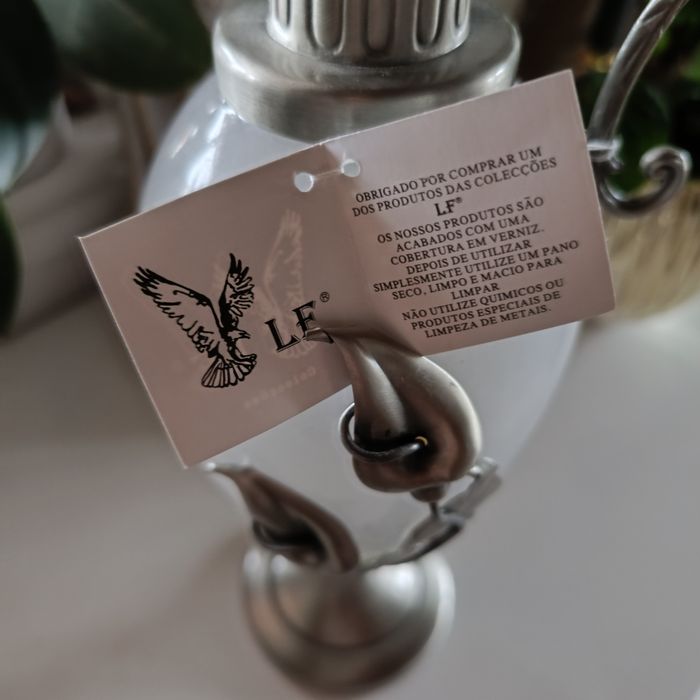 Jarra decorativa em vidro opalino branco com detalhesmetal prateado