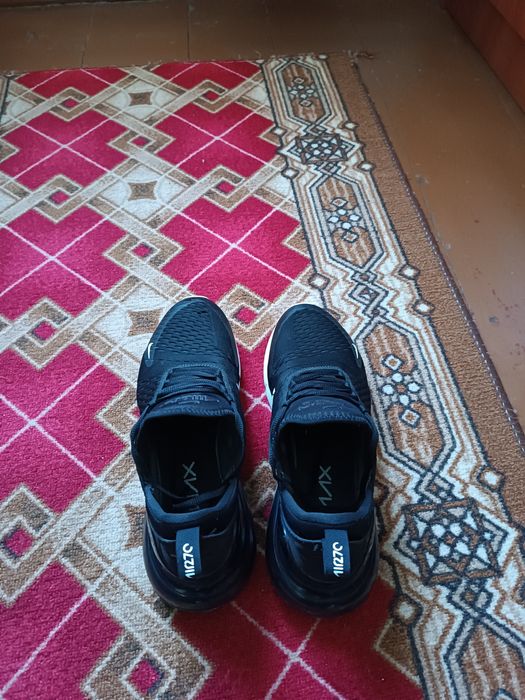 Кросівки Nike AIR 270 в продажі