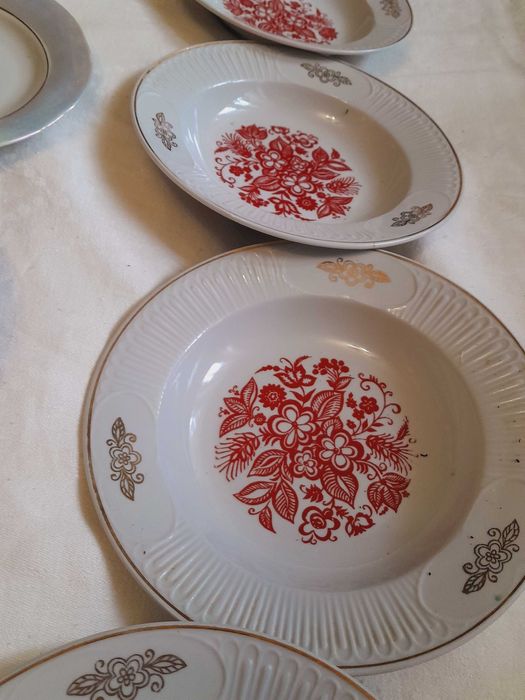 Тарелки для первых и вторых блюд, глубокие и плоские, времен СССР: