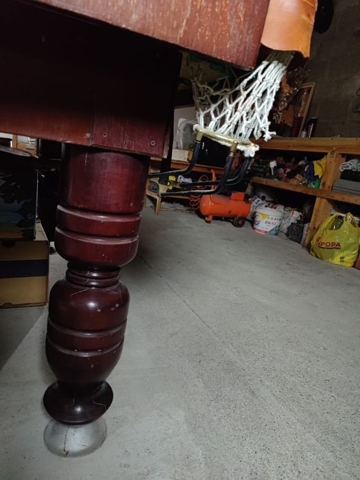 Більярдний стіл  з шарами та кіями