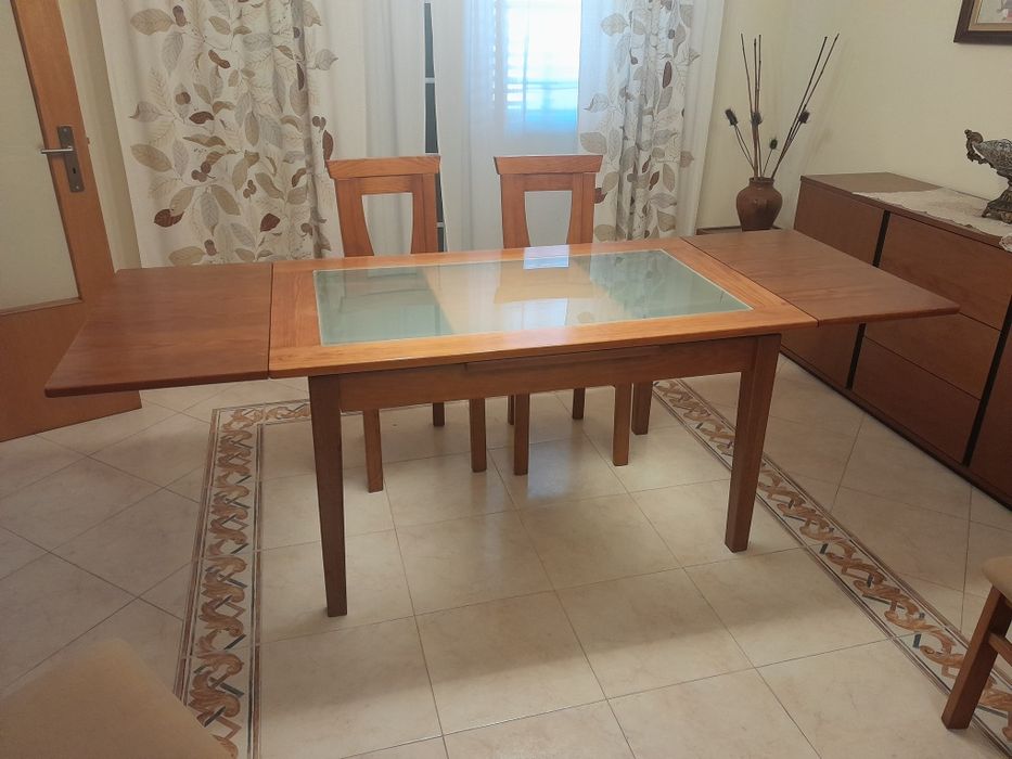 Conjunto mesa e quatro cadeiras.