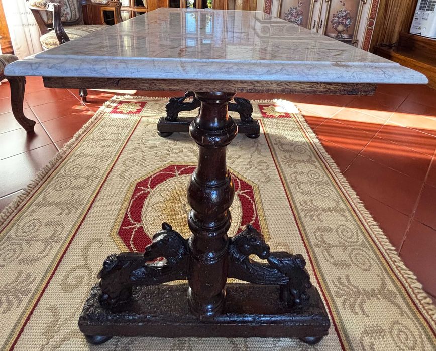 Mesa de centro com tampo mármore