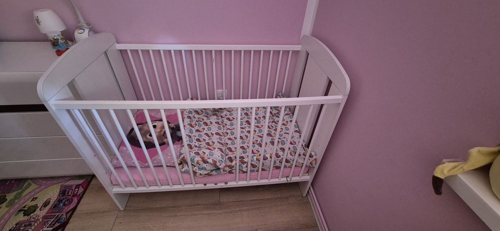 Łóżeczko dziecięce z ochraniaczem