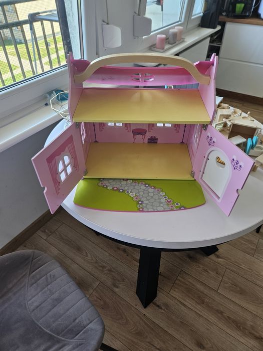 Domek dla lalek z mebalkami