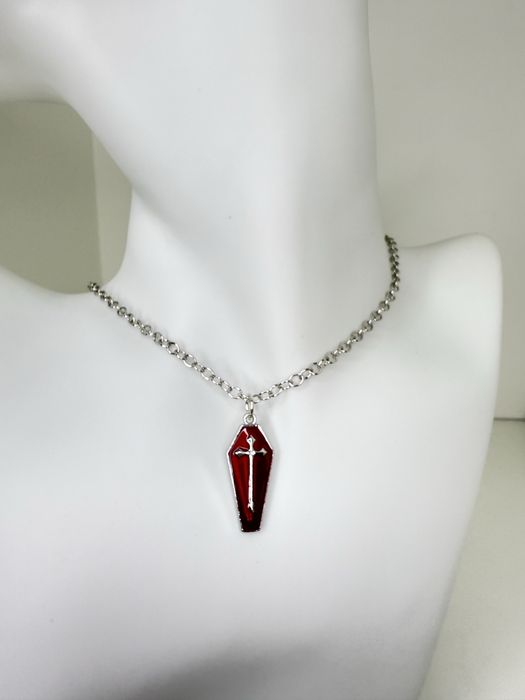 Naszyjnik gotycki czerwona trumna z krzyżem