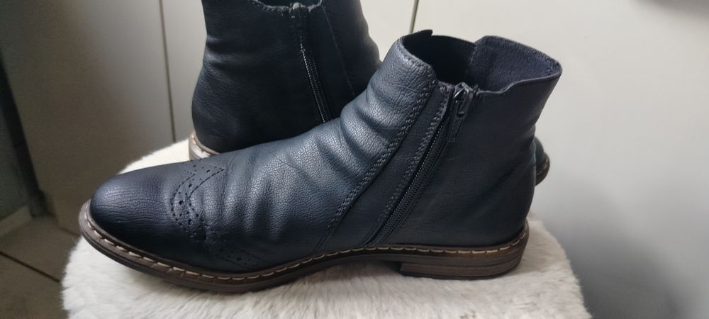 Nowe czarne damskie botki typu sztyblety marki Rieker,