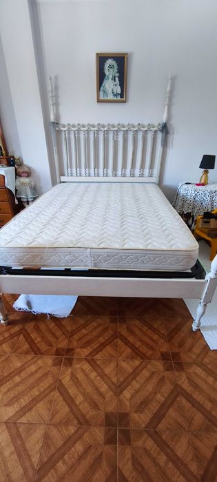 Cama de casal vintage 135x180 com estrado e colchão