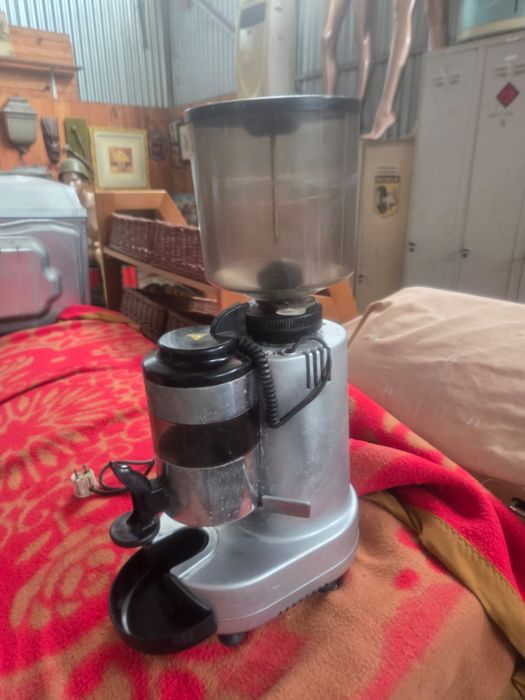 Moinho de café profissiona l em bom estado.