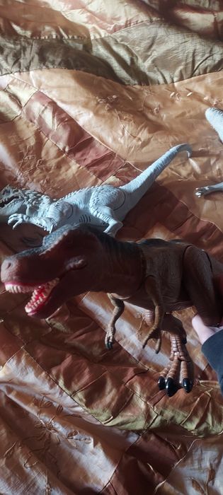 Vendo dinossauros brinquedos