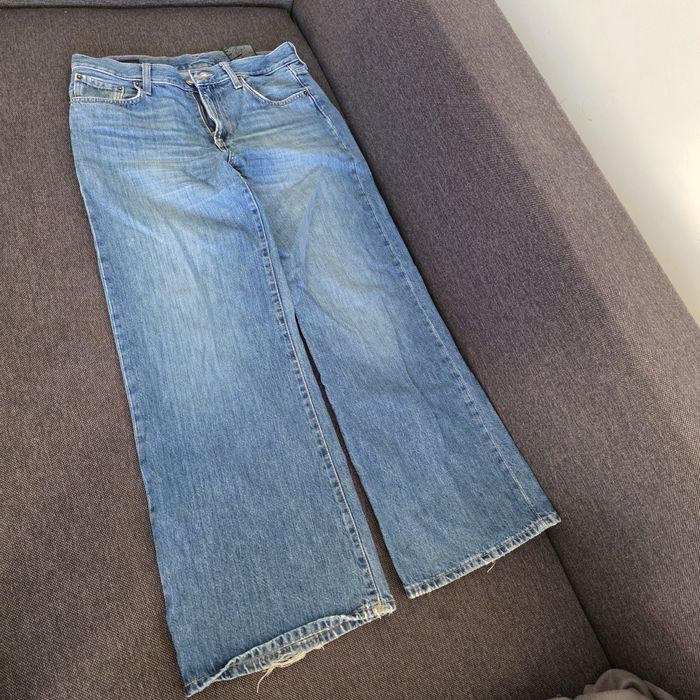 Jeansy damskie Zara, rozmiar 38 (M)

Długość całkowita: 105 cm, szerokość w biodrach (na płasko): 55 cm, szerokość w pasie (na płasko): 44 cm.