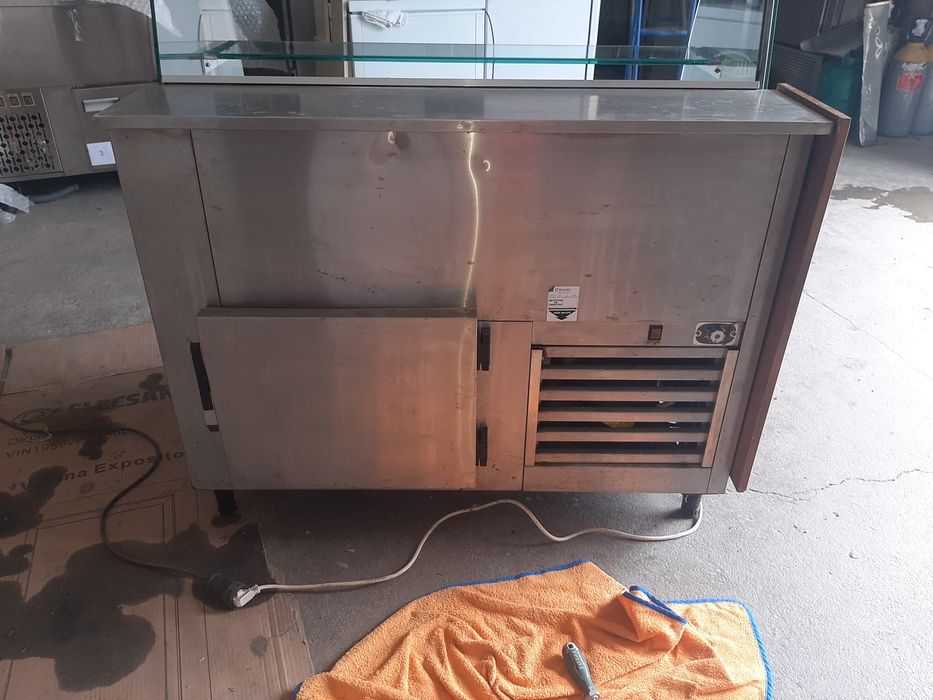 Vitrine refrigerada e balcao frio